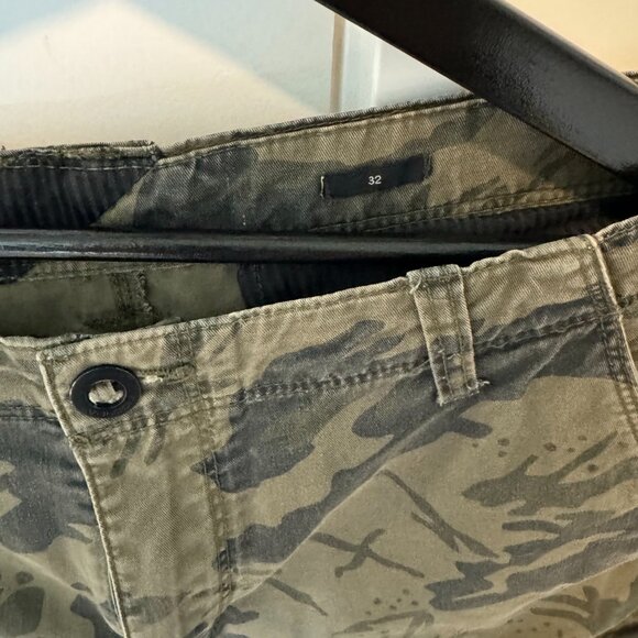 Volcom | Men's Camo Shorts | Size 32 - Picture 4 of 4